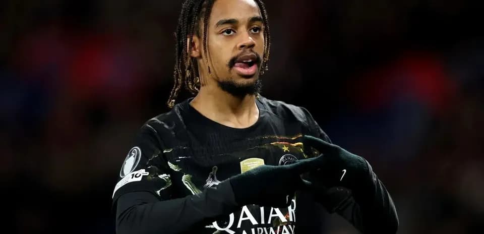 Jugador señalando mientras usa guantes en partido Jugador señalando mientras usa guantes en partido