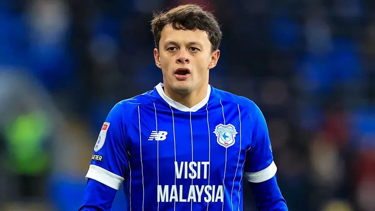 Jugador de Cardiff City en uniforme azul en el campo Jugador de Cardiff City en uniforme azul en el campo