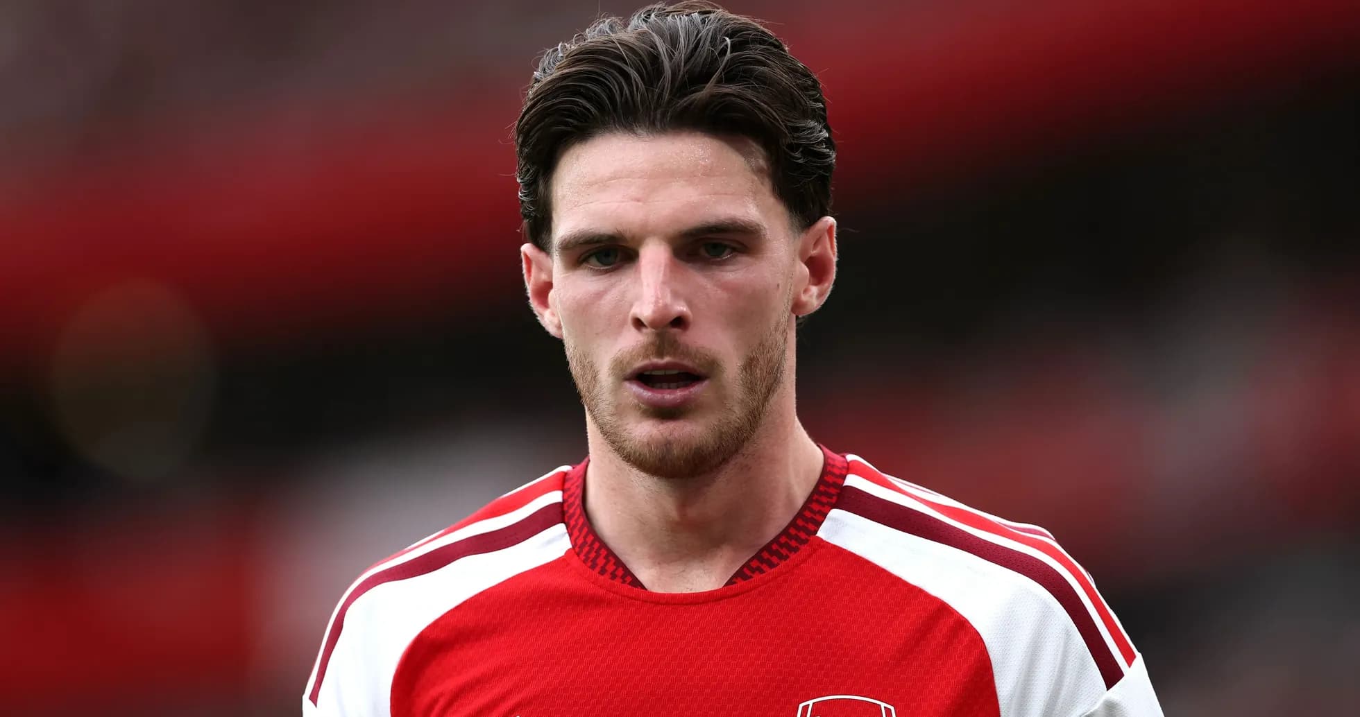 Jugador de Arsenal en uniforme rojo en el campo Jugador de Arsenal en uniforme rojo en el campo