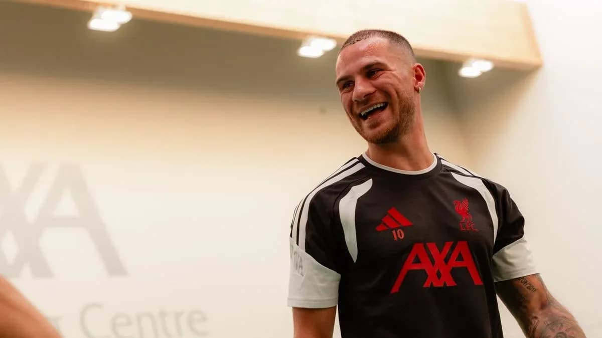 Jugador de Liverpool sonriendo en el centro de entrenamiento Jugador de Liverpool sonriendo en el centro de entrenamiento