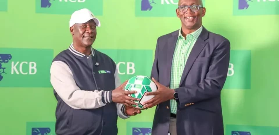 Dos personas sosteniendo un balón de fútbol durante evento Dos personas sosteniendo un balón de fútbol durante evento