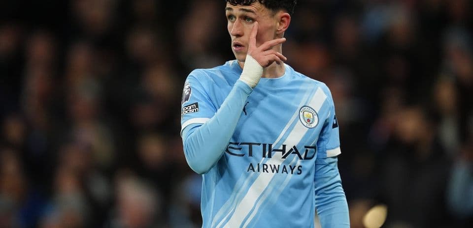 Jugador de Manchester City señalando durante el partido Jugador de Manchester City señalando durante el partido