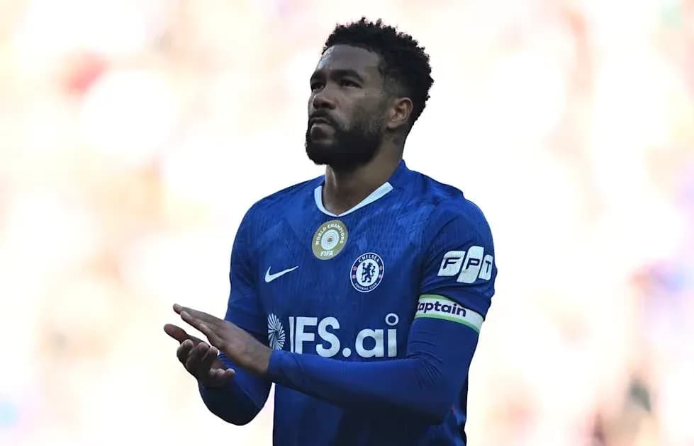 Jugador de Chelsea con banda de capitán en el campo Jugador de Chelsea con banda de capitán en el campo