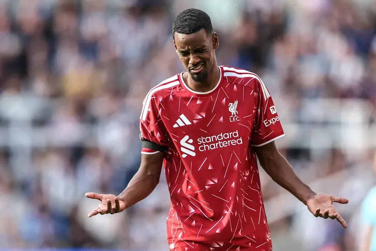 Jugador de Liverpool con camiseta roja mostrando frustración Jugador de Liverpool con camiseta roja mostrando frustración