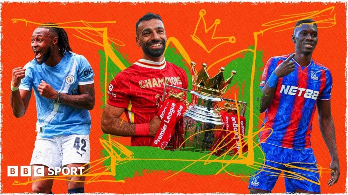 Tres jugadores de fútbol celebrando con trofeo de liga Tres jugadores de fútbol celebrando con trofeo de liga