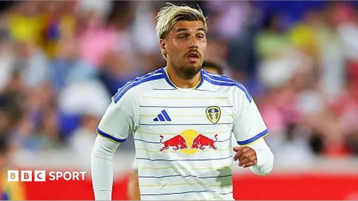 Jugador de Leeds United corriendo en el campo Jugador de Leeds United corriendo en el campo