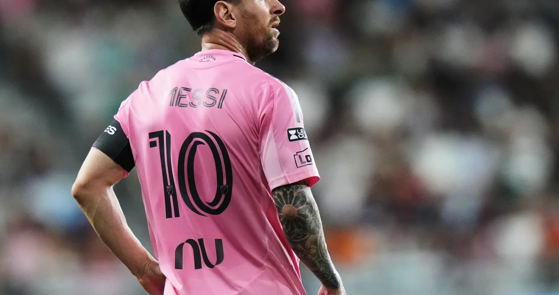 Lionel Messi en uniforme rosa durante el partido Lionel Messi en uniforme rosa durante el partido