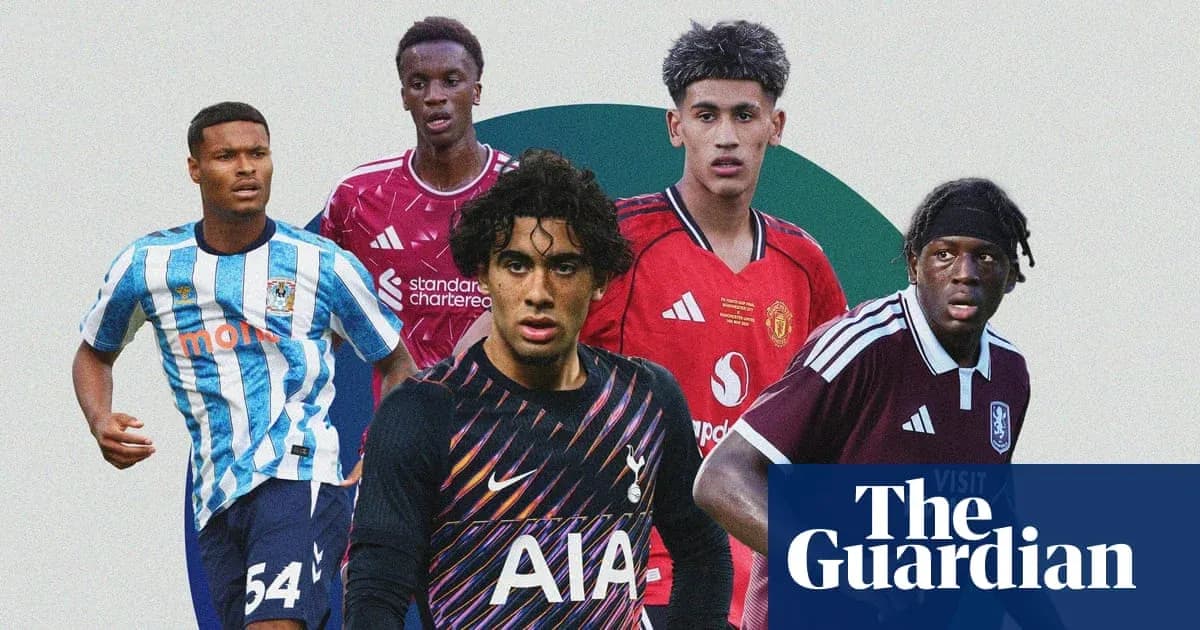 Cinco jugadores de fútbol en diferentes uniformes Cinco jugadores de fútbol en diferentes uniformes