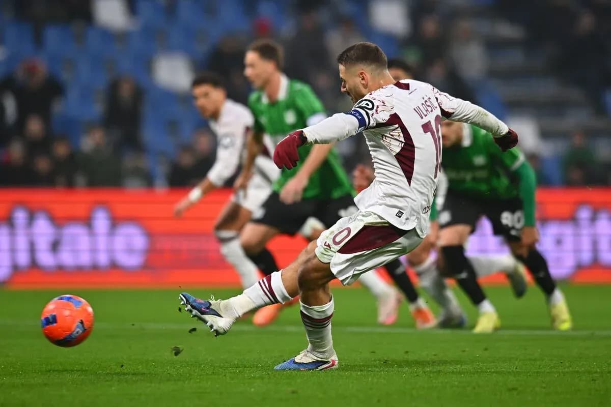 Jugador ejecutando un penalti en el partido Jugador ejecutando un penalti en el partido
