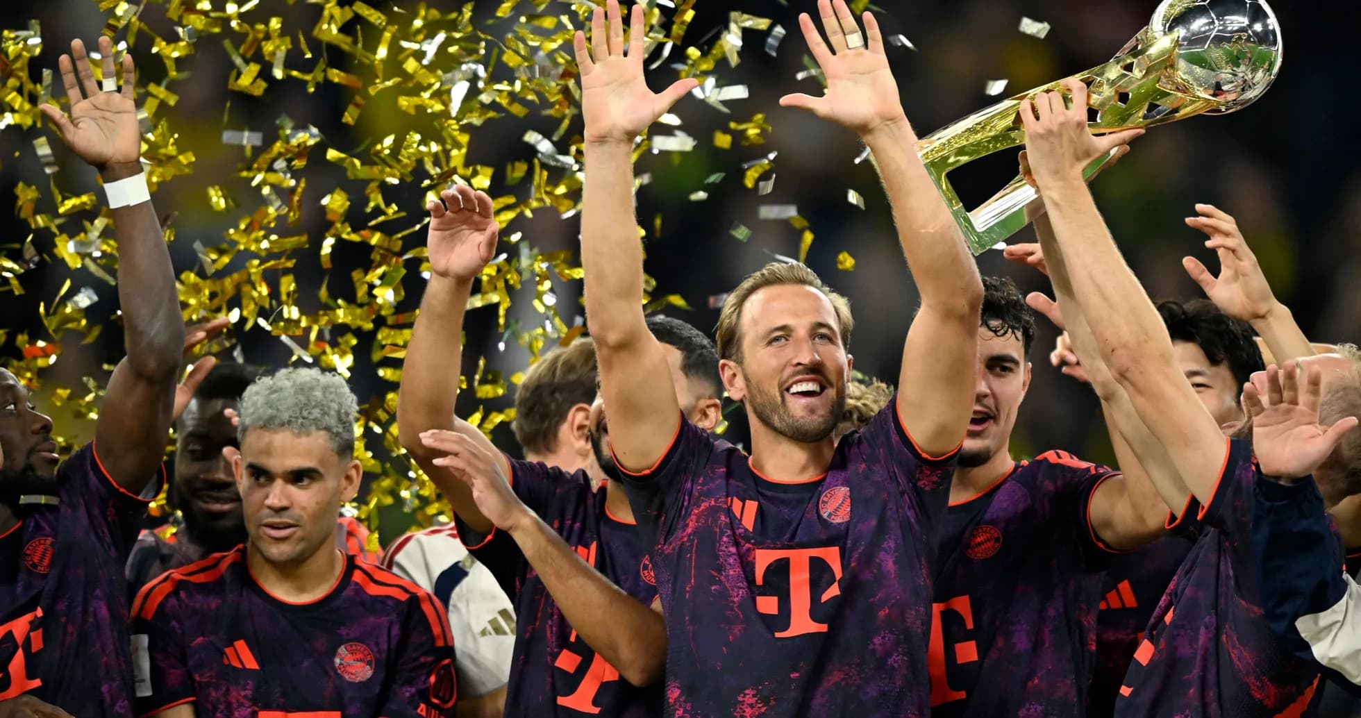 Jugadores de Bayern Múnich celebrando con trofeo Jugadores de Bayern Múnich celebrando con trofeo