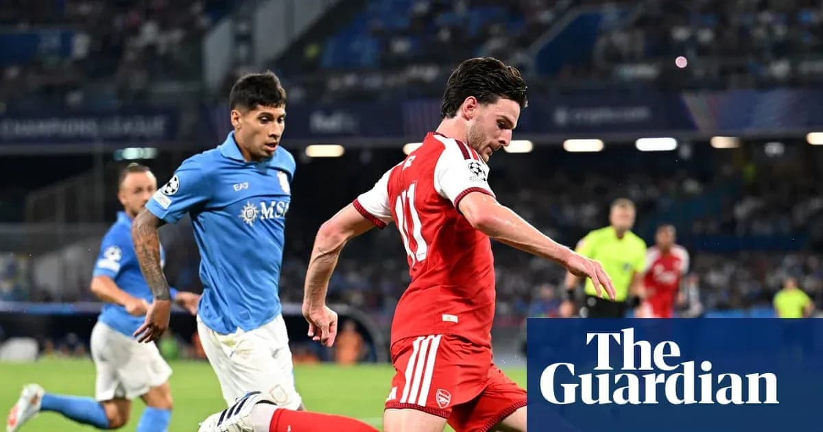 Jugador de Arsenal avanzando con el balón en partido Jugador de Arsenal avanzando con el balón en partido