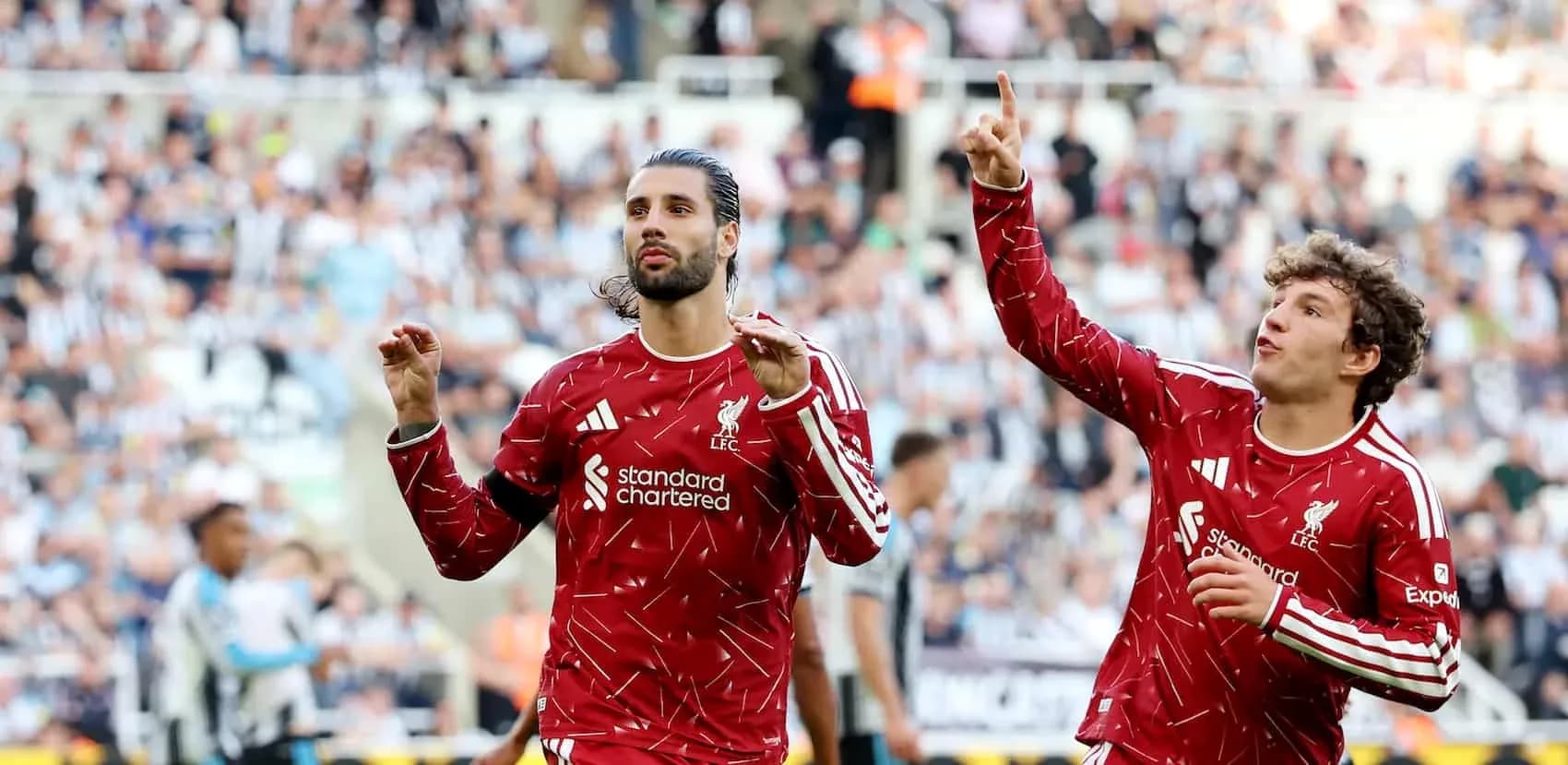 Jugadores de Liverpool celebrando un gol en partido Jugadores de Liverpool celebrando un gol en partido