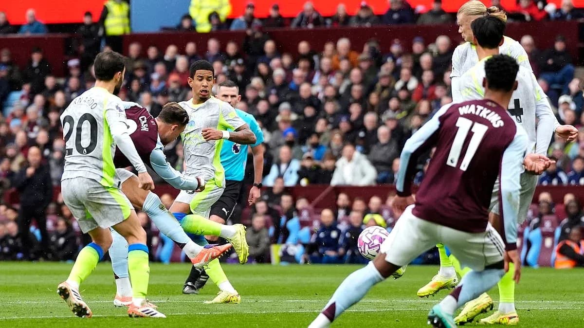 Acción de juego entre Manchester City y Aston Villa Acción de juego entre Manchester City y Aston Villa