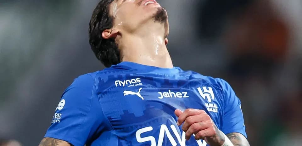 Jugador en camiseta azul mostrando frustración durante el partido Jugador en camiseta azul mostrando frustración durante el partido