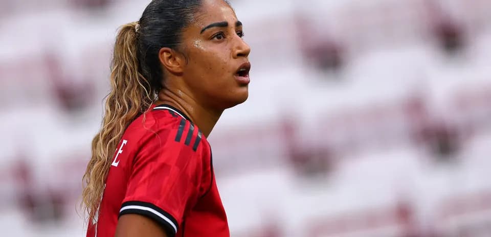 Jugadora de fútbol con camiseta roja en el campo Jugadora de fútbol con camiseta roja en el campo