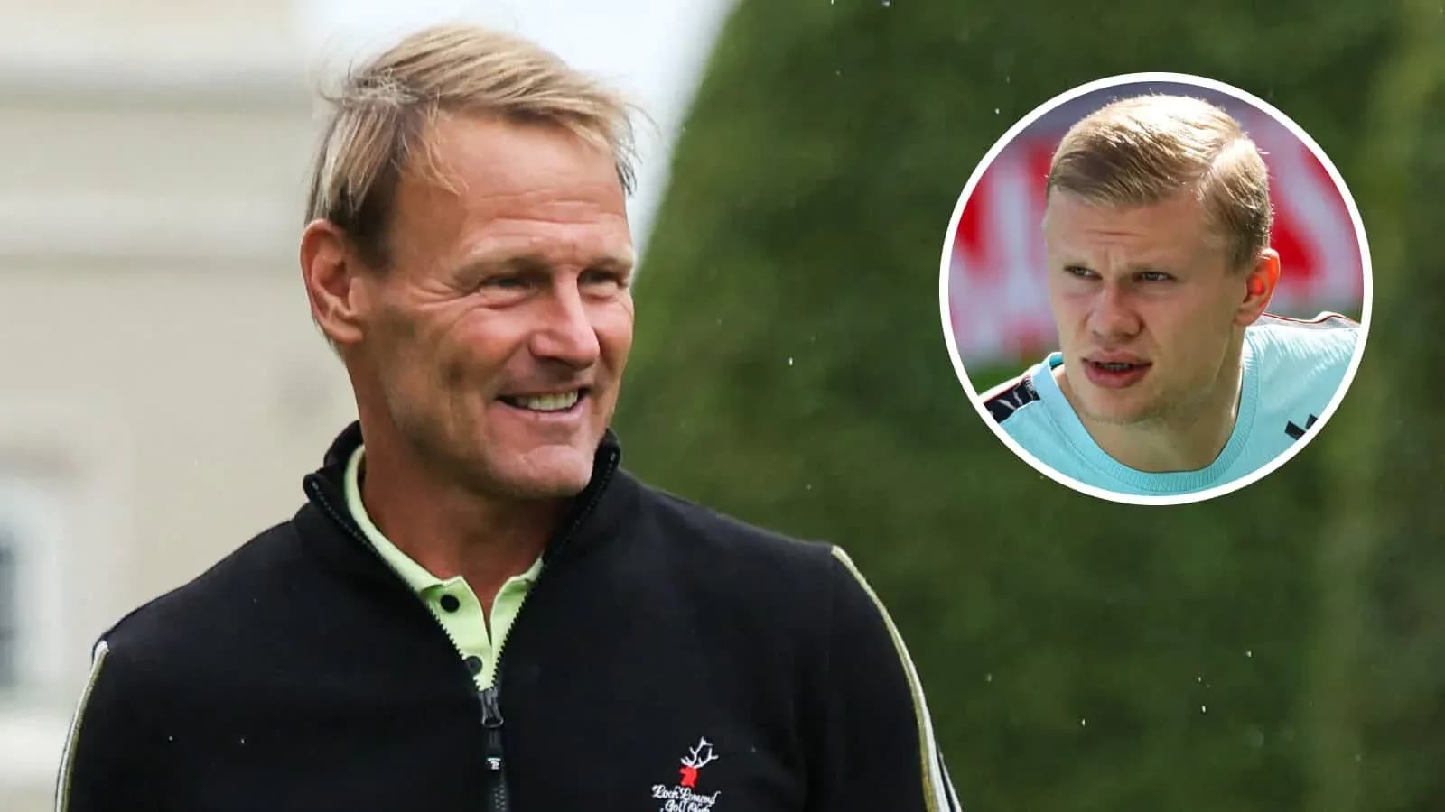 Entrenador sonriendo en campo de golf con jugador en círculo Entrenador sonriendo en campo de golf con jugador en círculo