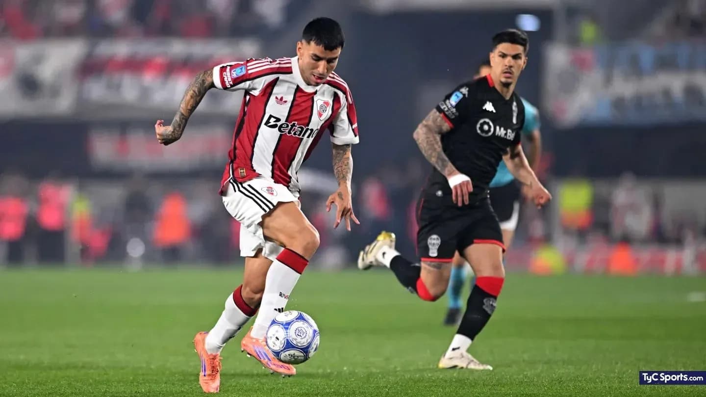 Jugador de River Plate driblando a rival de Huracán Jugador de River Plate driblando a rival de Huracán