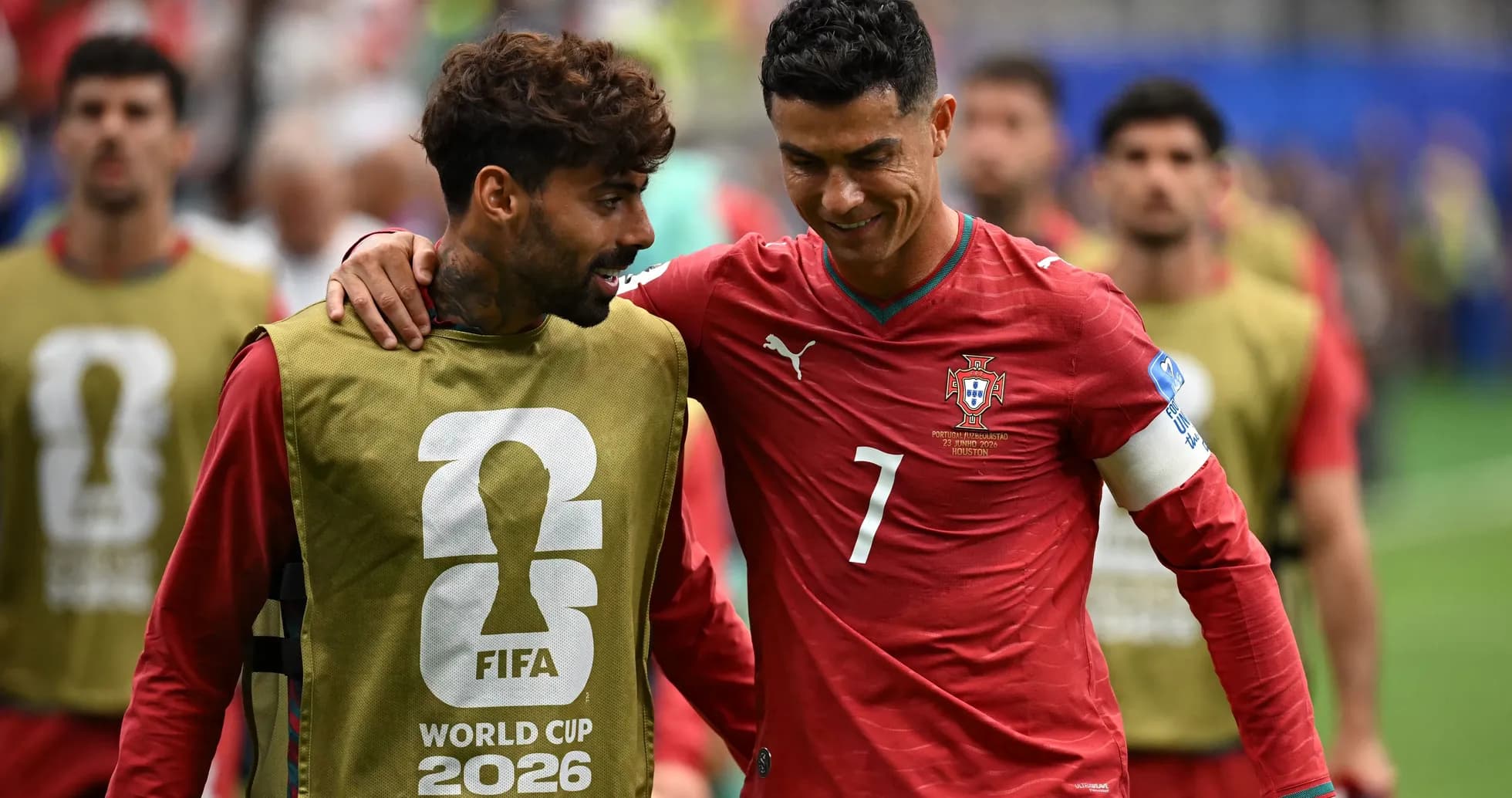 Cristiano Ronaldo y compañero conversando en el campo Cristiano Ronaldo y compañero conversando en el campo