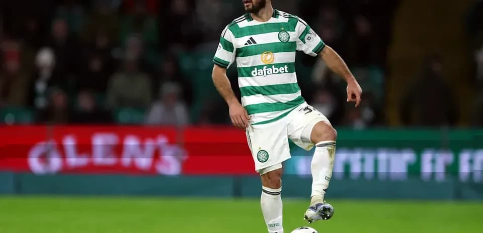 Jugador de Celtic controlando el balón en el campo Jugador de Celtic controlando el balón en el campo