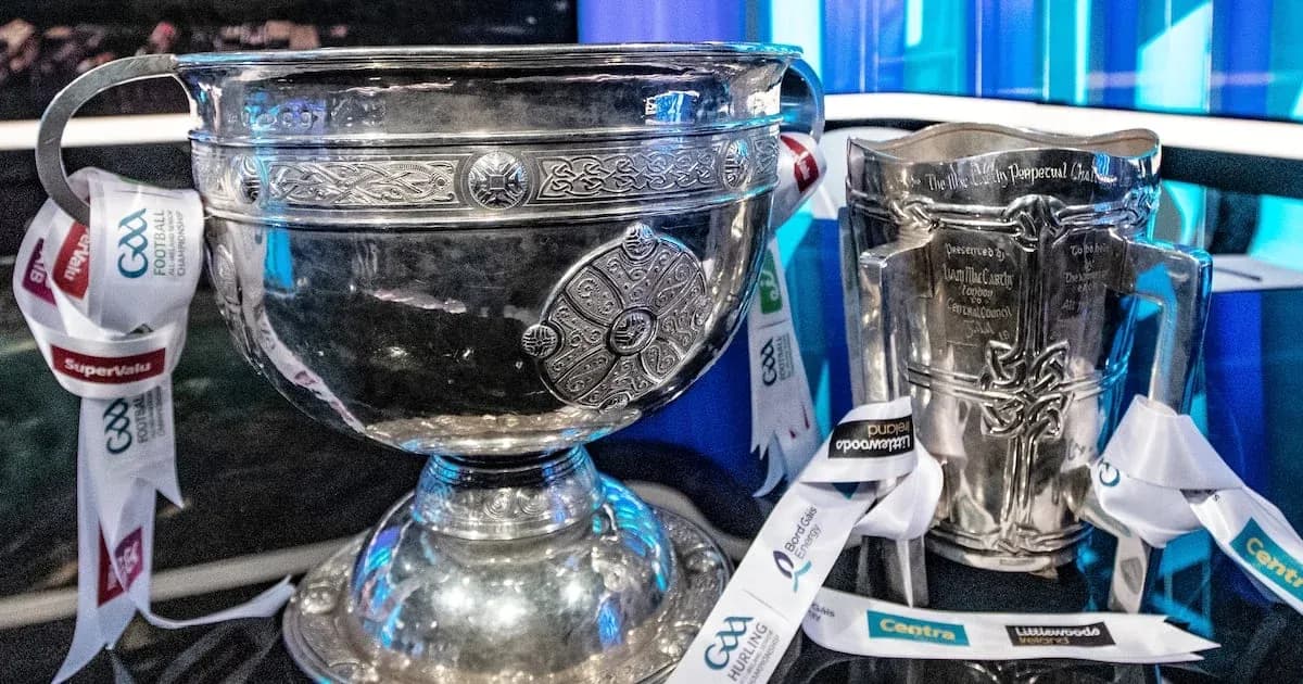 Trofeos de GAA en exhibición con cintas Trofeos de GAA en exhibición con cintas