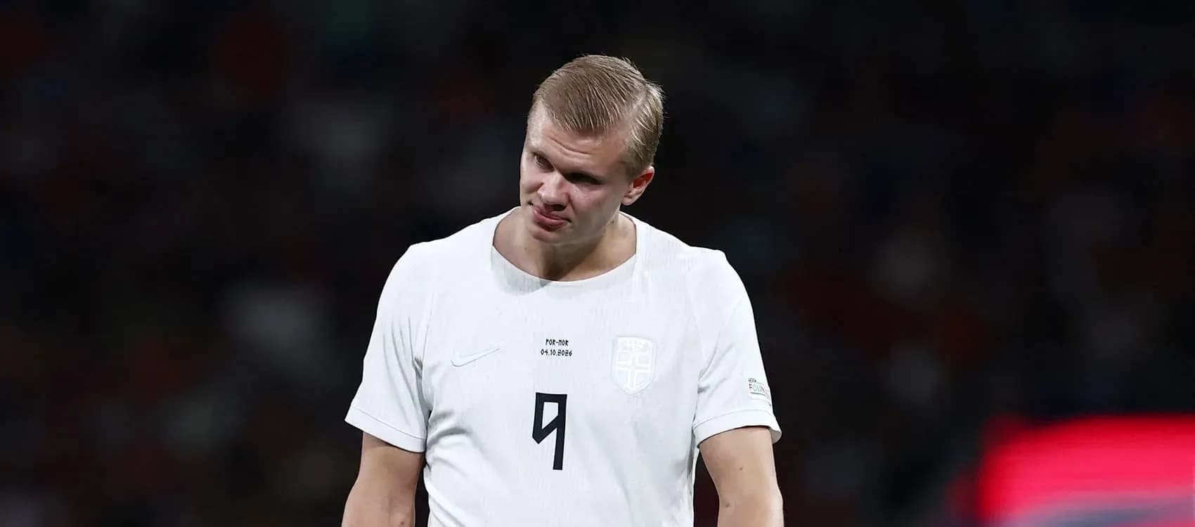 Jugador de fútbol con camiseta blanca en el campo Jugador de fútbol con camiseta blanca en el campo