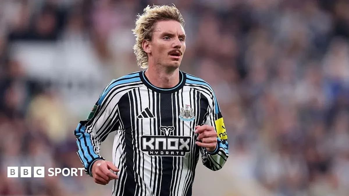 Jugador de Newcastle corriendo en el campo de fútbol Jugador de Newcastle corriendo en el campo de fútbol