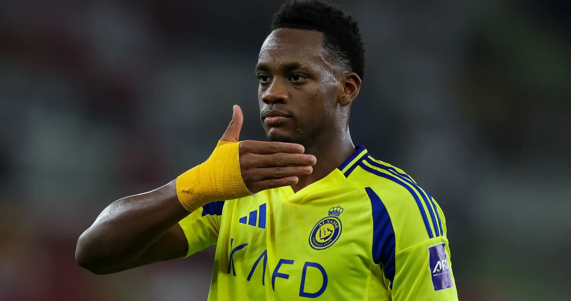 Jugador de Al Nassr señalando durante el partido Jugador de Al Nassr señalando durante el partido