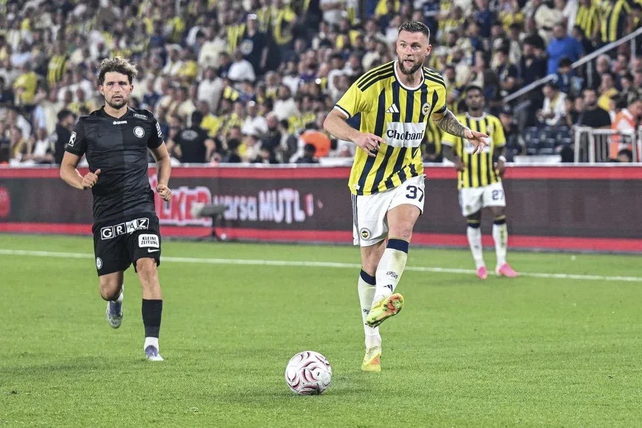 Jugadores de Fenerbahçe y Sturm Graz en acción Jugadores de Fenerbahçe y Sturm Graz en acción