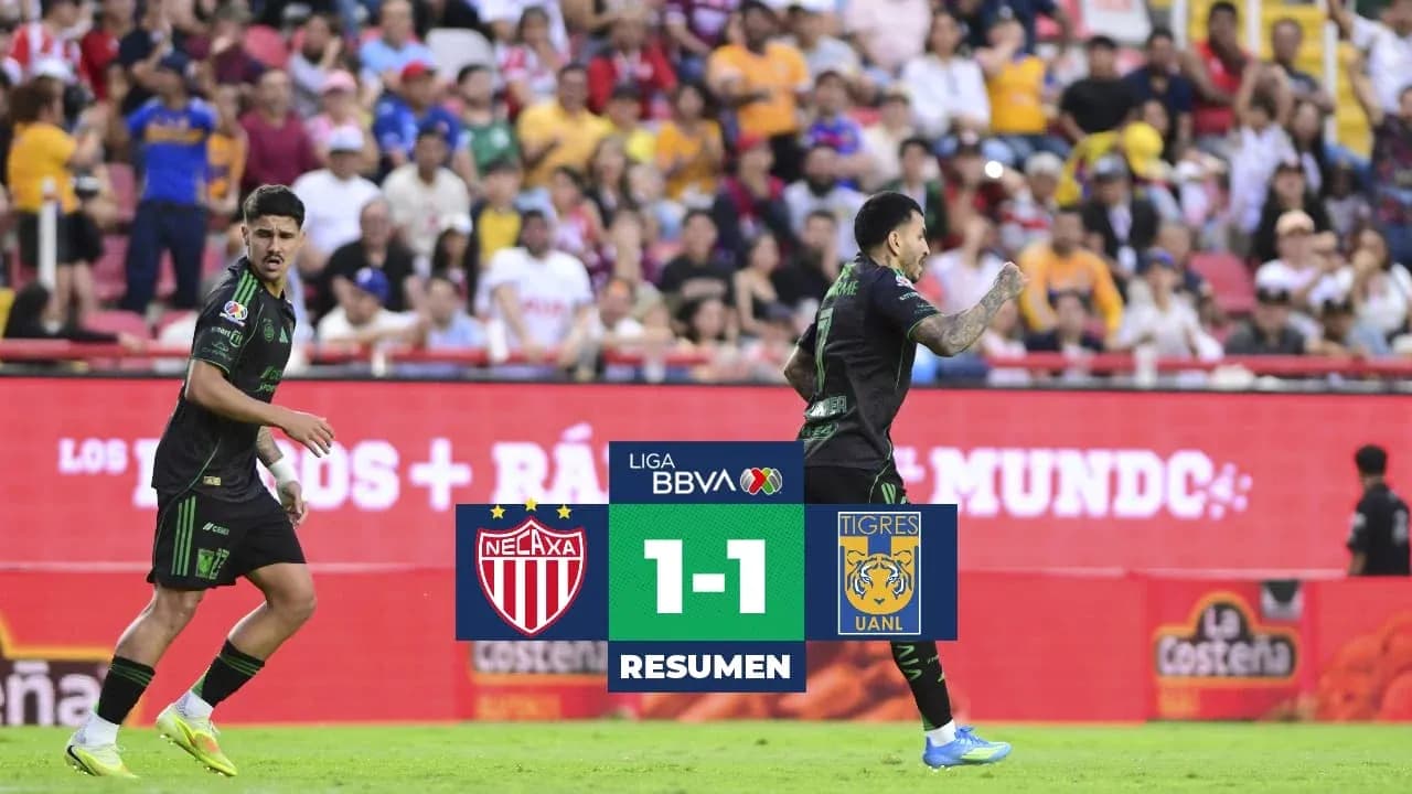 Jugadores de Necaxa y Tigres UANL en acción Jugadores de Necaxa y Tigres UANL en acción