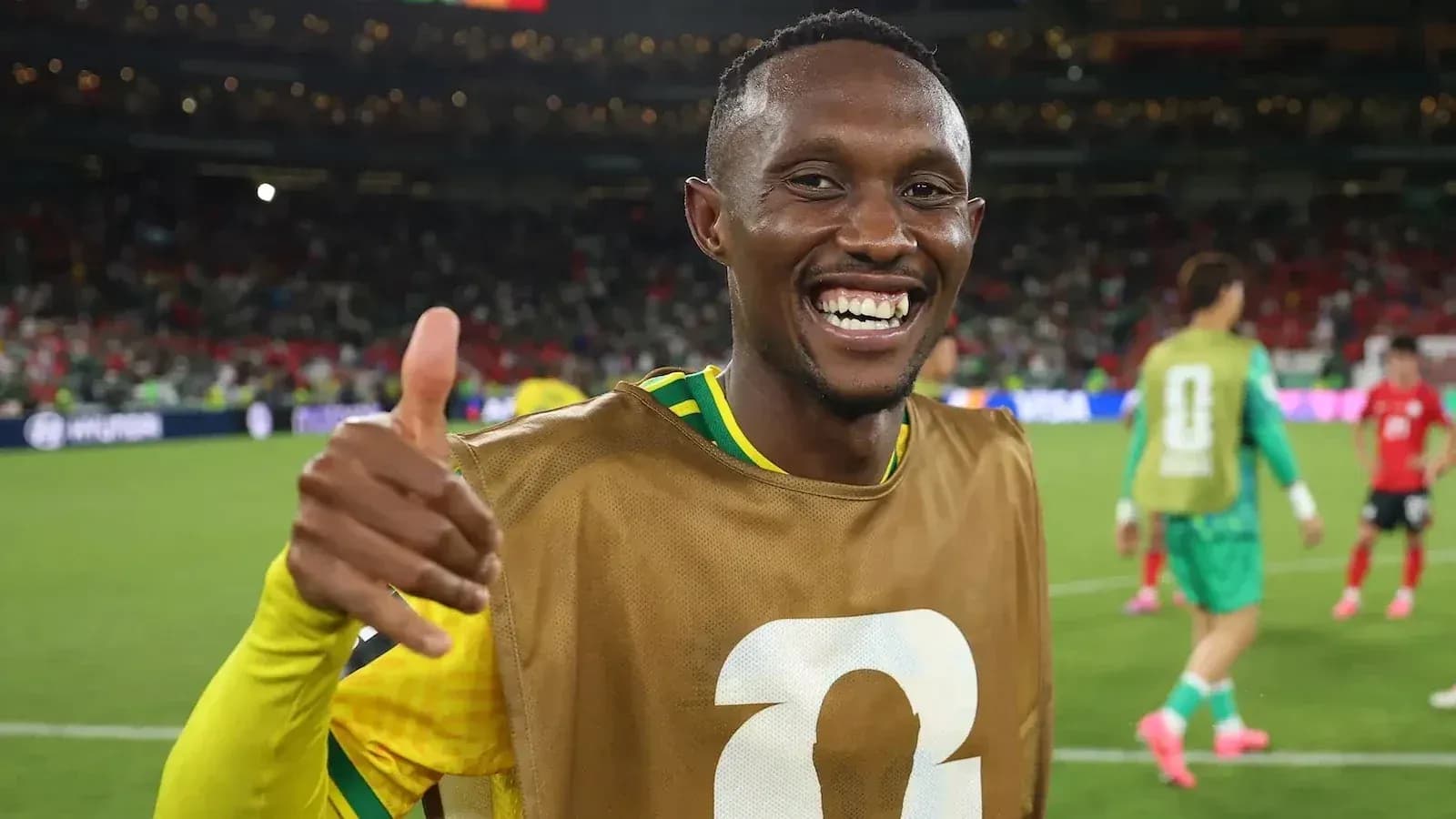 Jugador sonriendo y haciendo gesto de pulgar arriba Jugador sonriendo y haciendo gesto de pulgar arriba