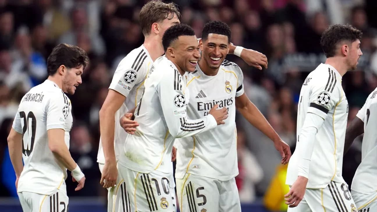 Jugadores de Real Madrid celebrando un gol Jugadores de Real Madrid celebrando un gol