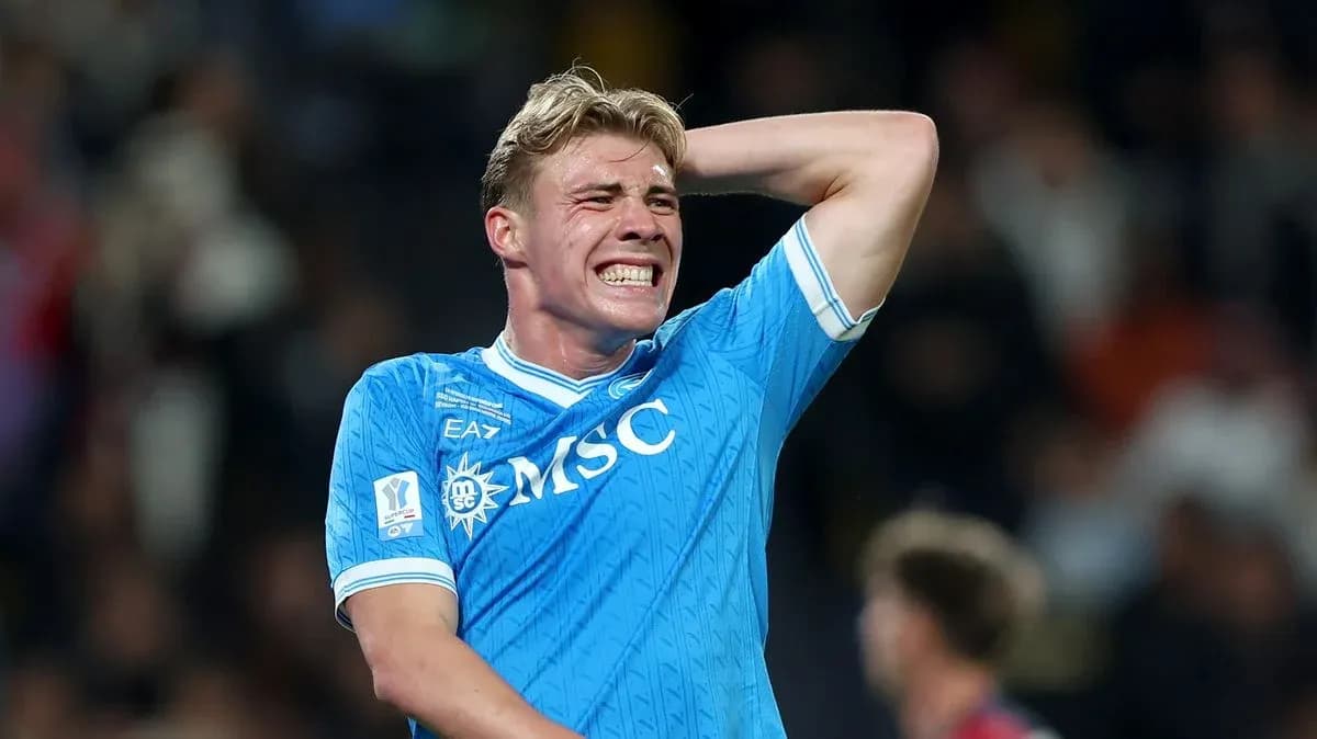 Jugador de Napoli con camiseta azul en acción Jugador de Napoli con camiseta azul en acción