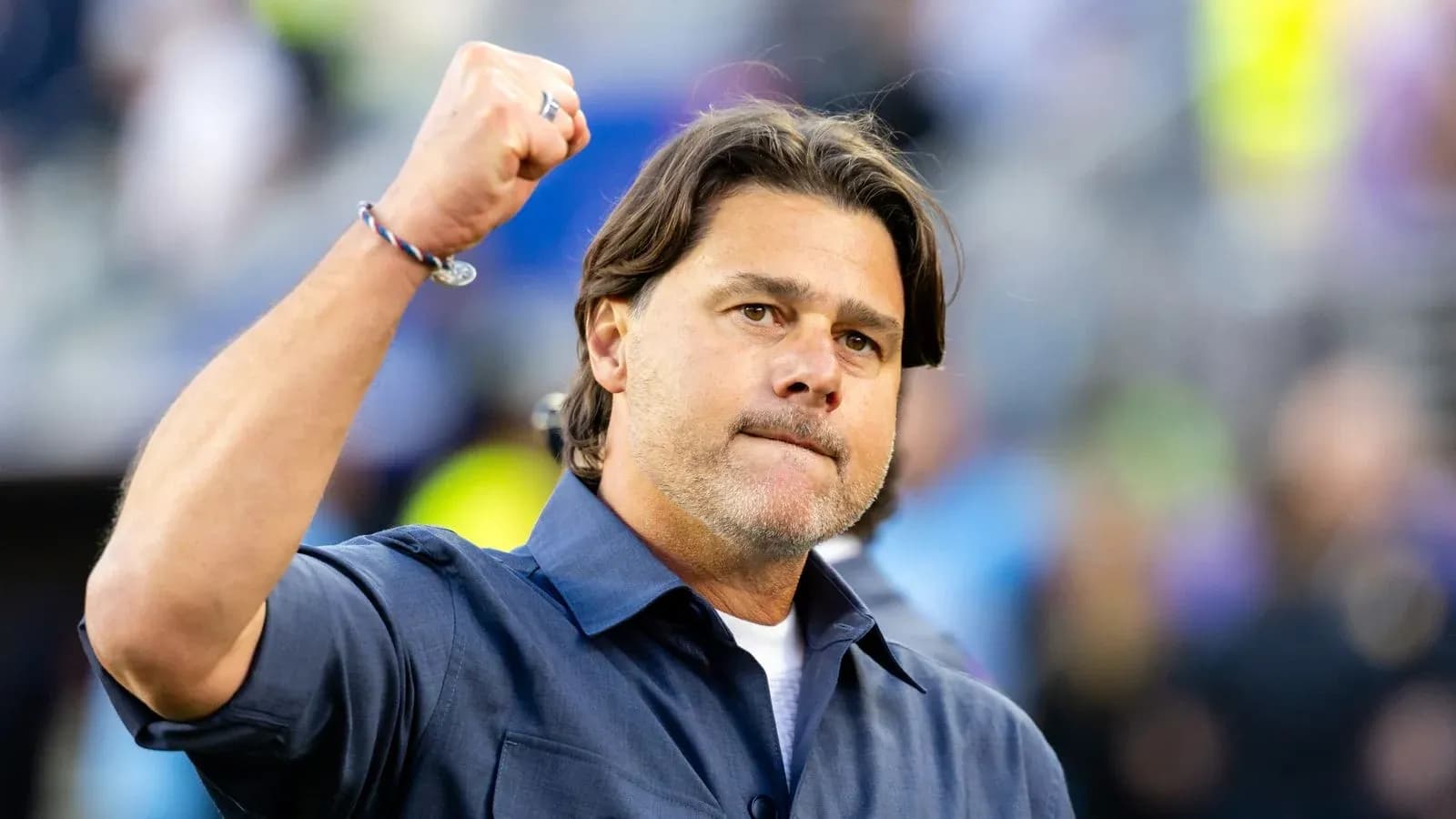 Entrenador levantando el puño en señal de victoria Entrenador levantando el puño en señal de victoria