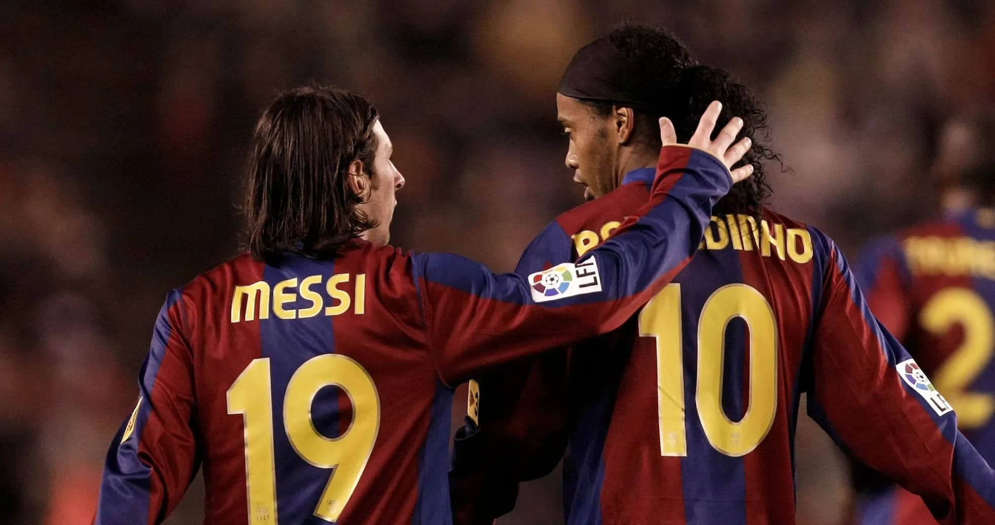 Messi y Ronaldinho conversando en el campo Messi y Ronaldinho conversando en el campo