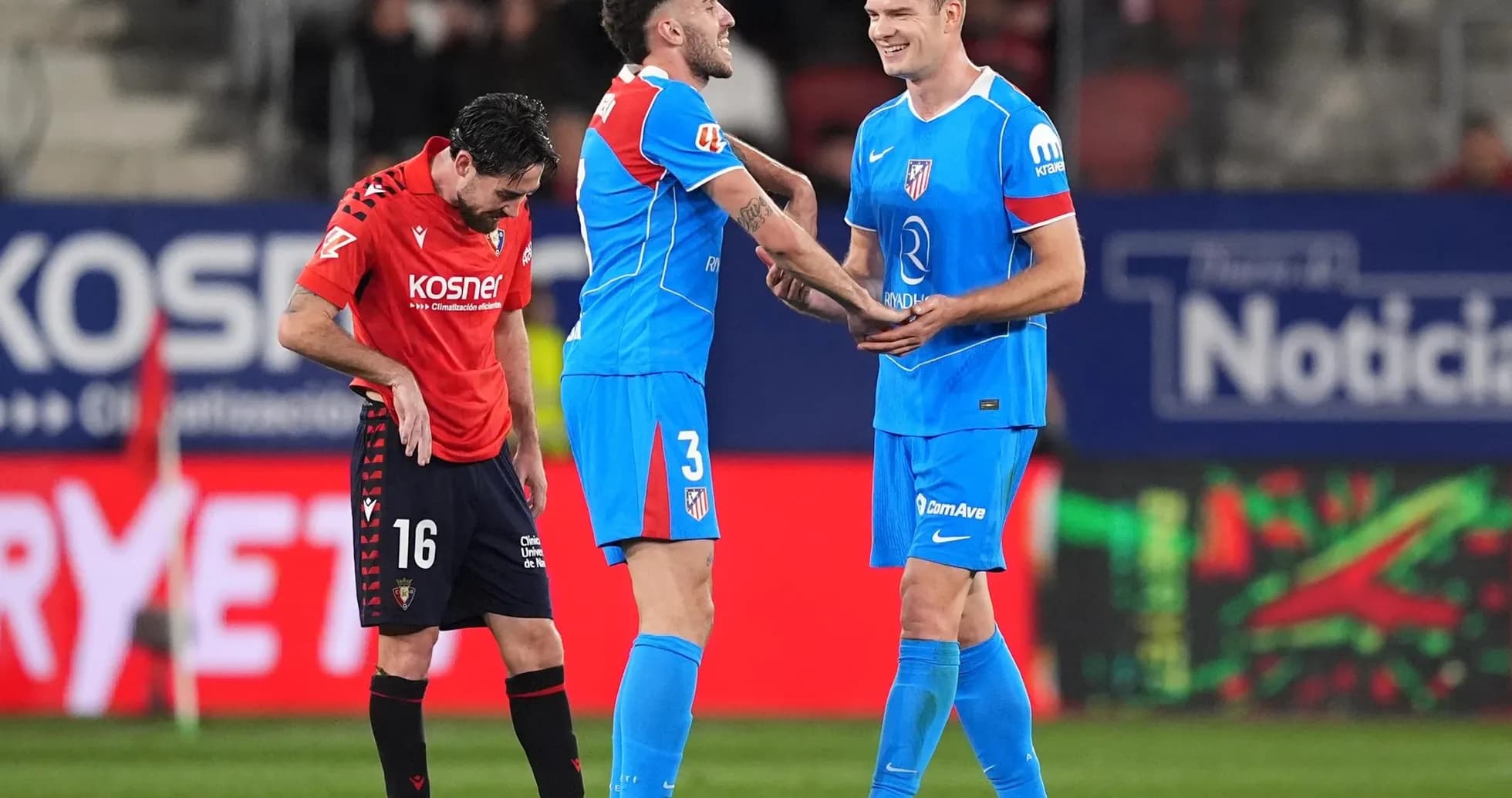 Jugadores de Osasuna y Atlético de Madrid en el campo Jugadores de Osasuna y Atlético de Madrid en el campo