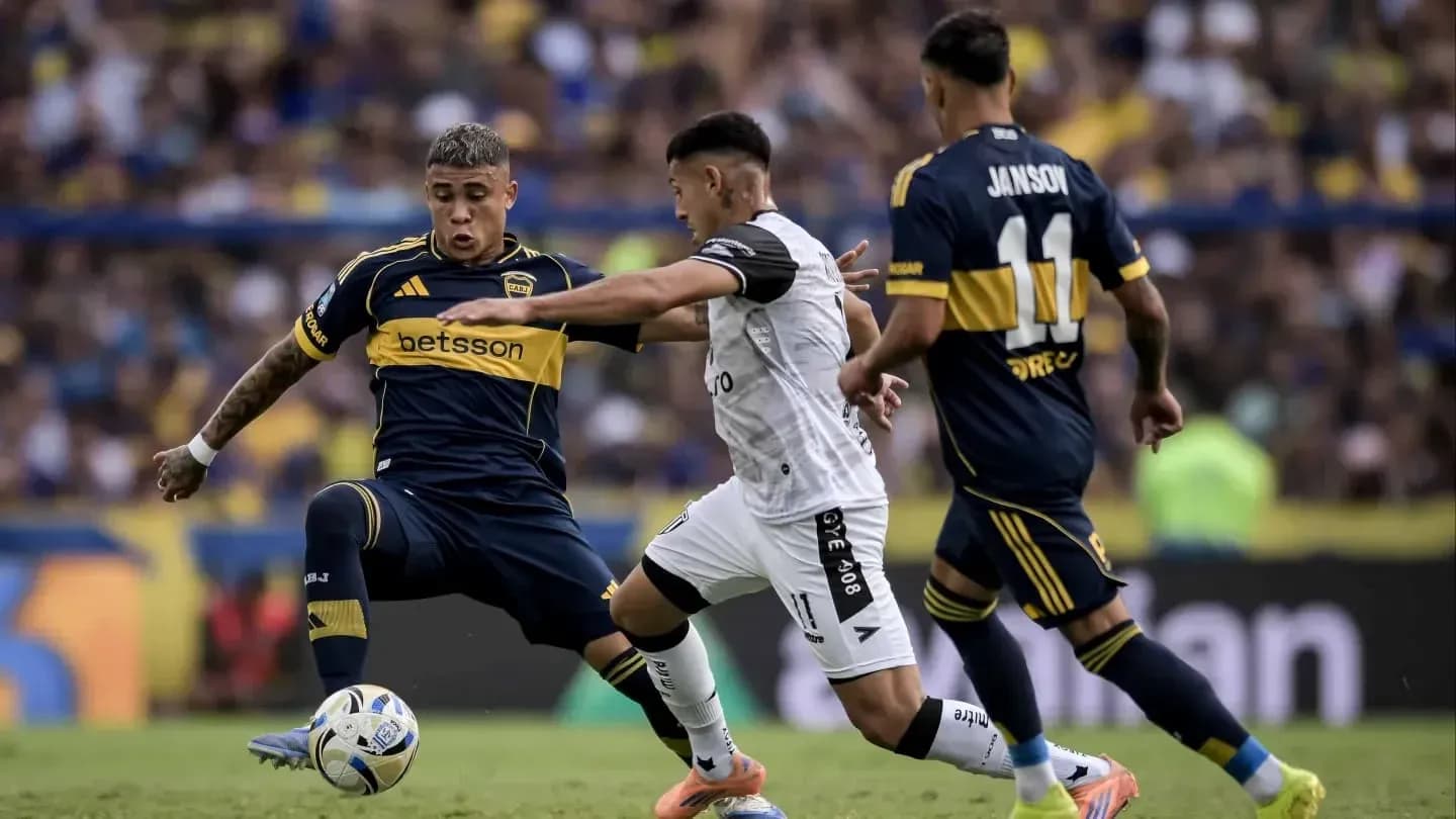 Jugador de Boca Juniors desafiando a Gimnasia Jugador de Boca Juniors desafiando a Gimnasia