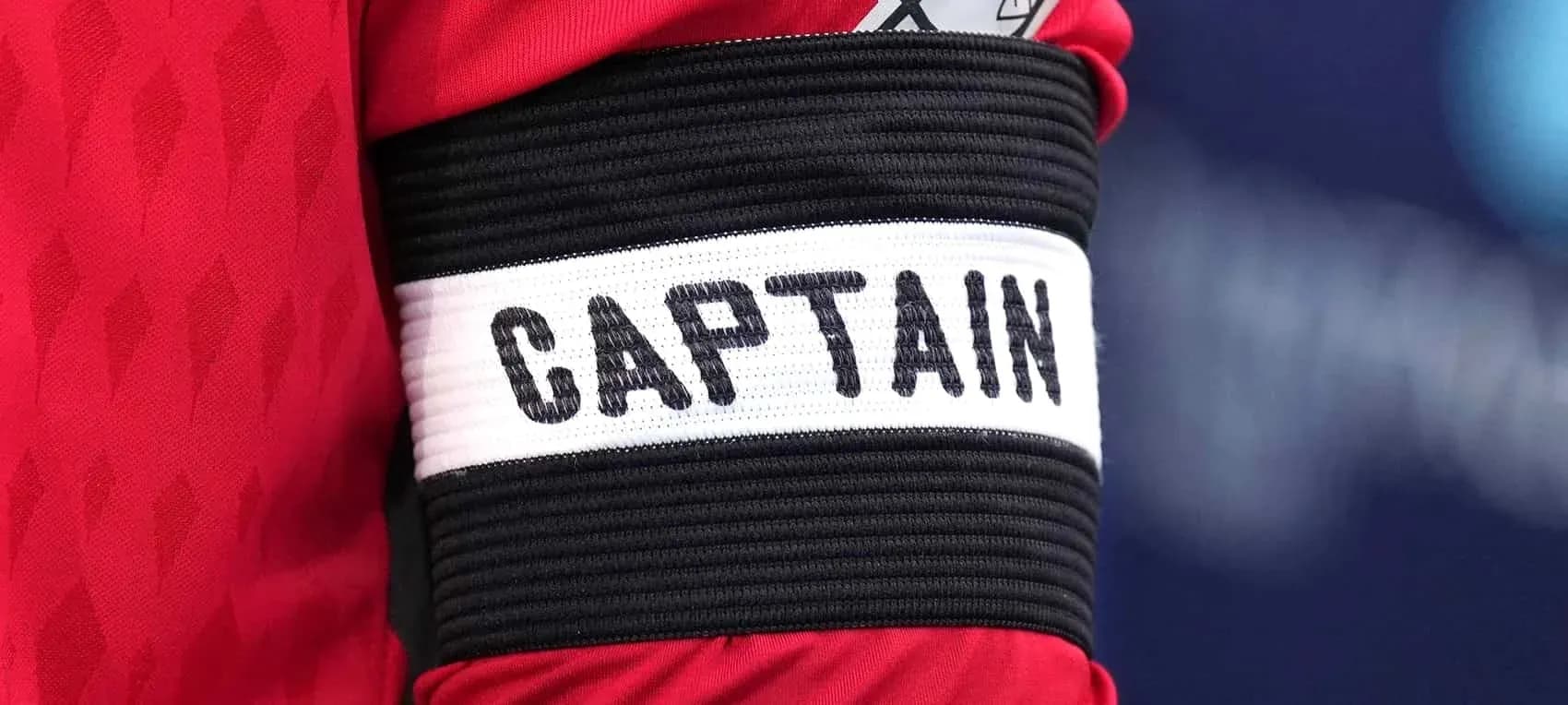 Brazalete de capitán en camiseta roja Brazalete de capitán en camiseta roja
