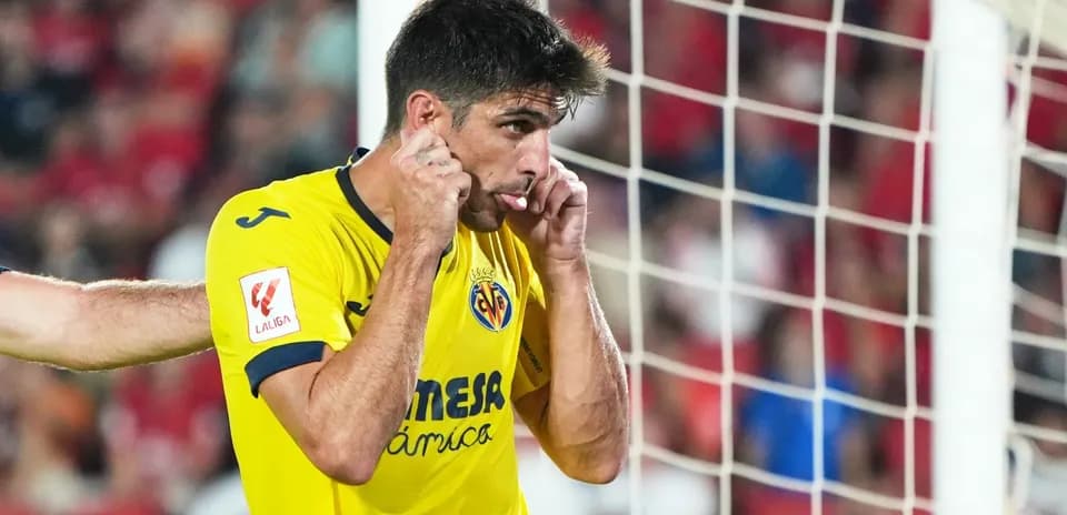 Jugador de Villarreal en partido contra Mallorca Jugador de Villarreal en partido contra Mallorca