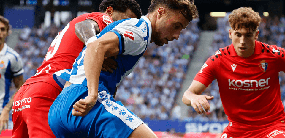Jugadores de Osasuna y Espanyol luchando por el balón Jugadores de Osasuna y Espanyol luchando por el balón