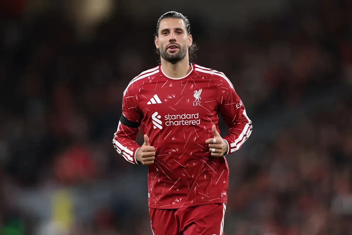 Jugador de Liverpool posando con camiseta roja Jugador de Liverpool posando con camiseta roja