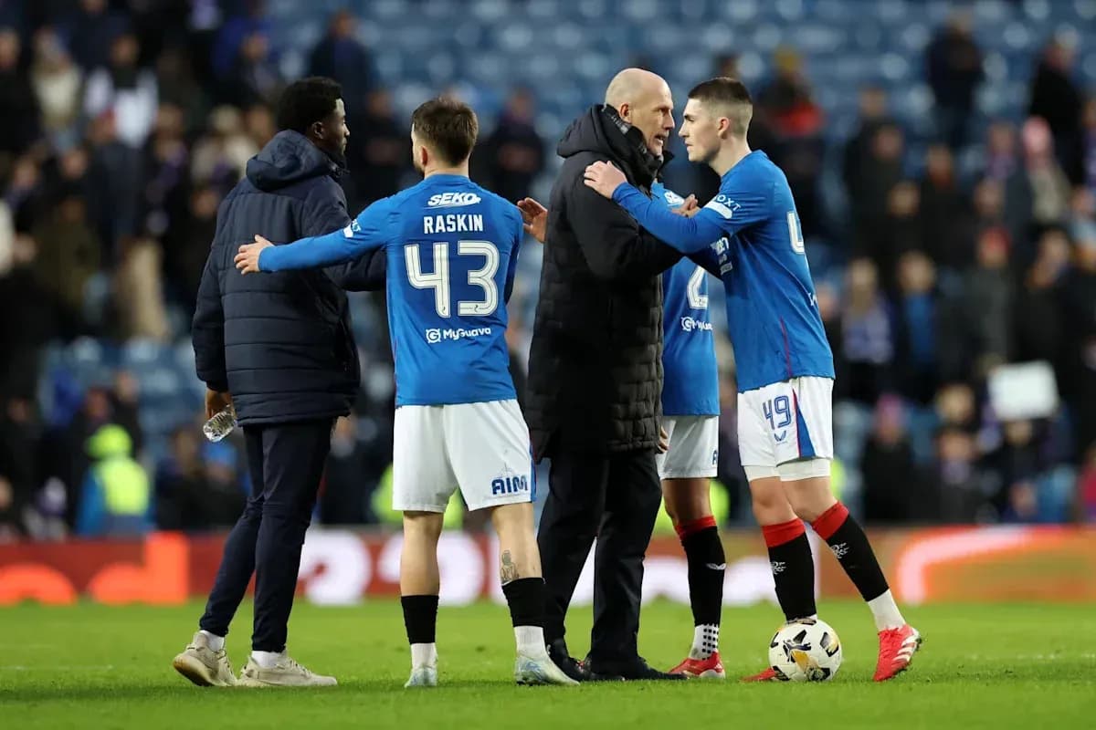 Jugadores de Rangers y entrenador tras el partido Jugadores de Rangers y entrenador tras el partido