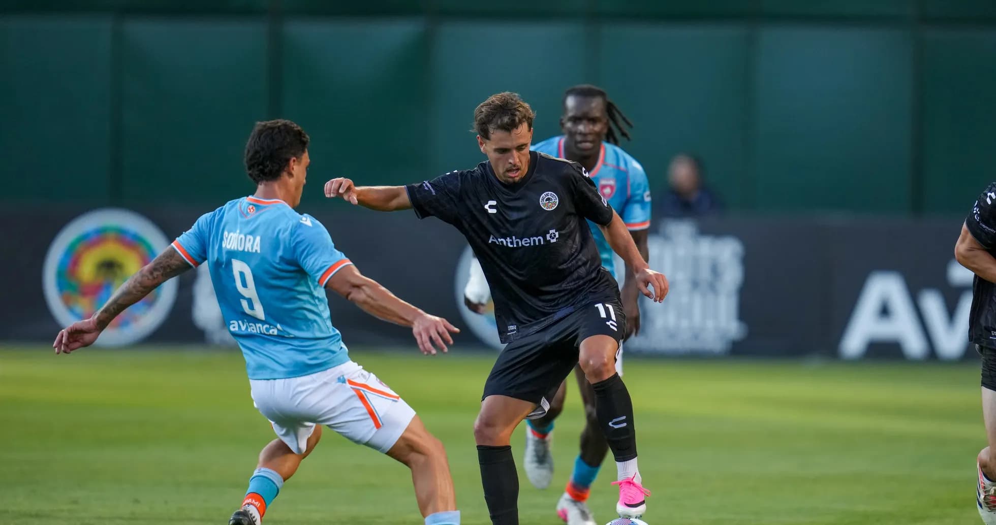 Jugador de Miami FC driblando en partido Jugador de Miami FC driblando en partido