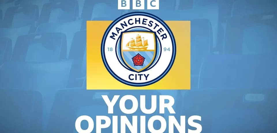 Logo de Manchester City sobre fondo de gradas vacías Logo de Manchester City sobre fondo de gradas vacías