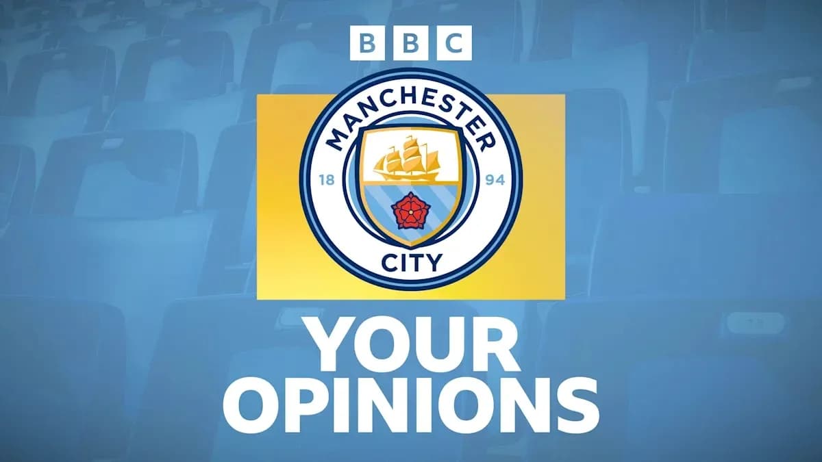 Logo de Manchester City sobre fondo de gradas vacías Logo de Manchester City sobre fondo de gradas vacías