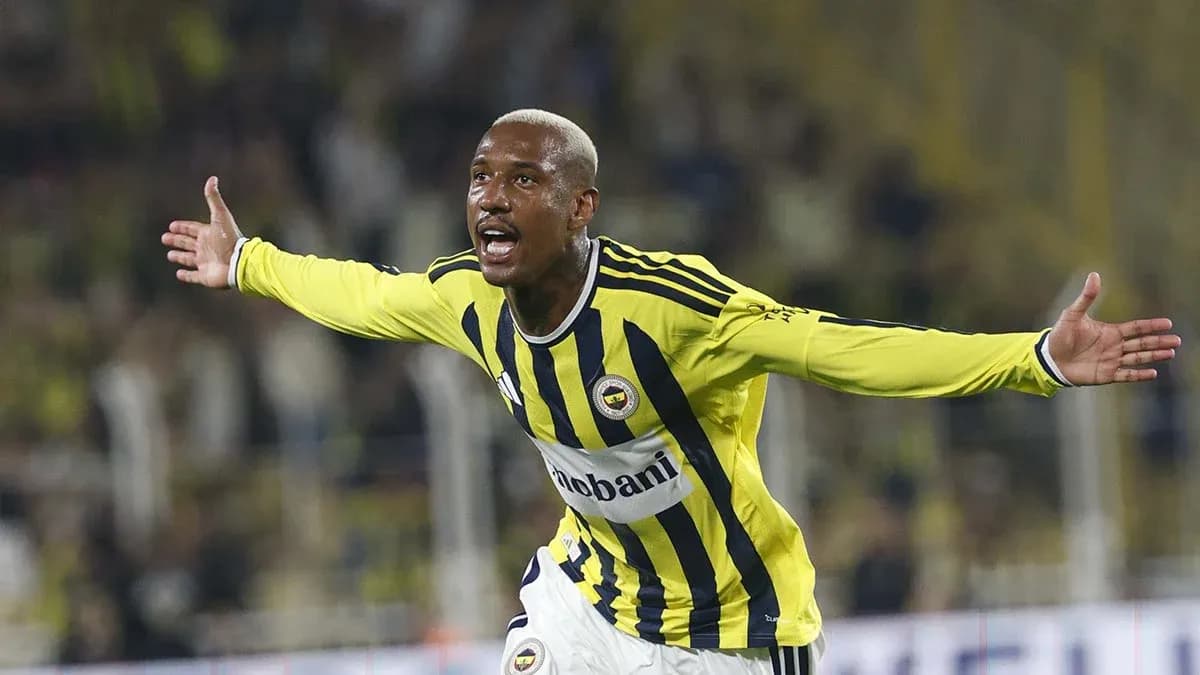 Jugador de Fenerbahçe celebrando un gol Jugador de Fenerbahçe celebrando un gol