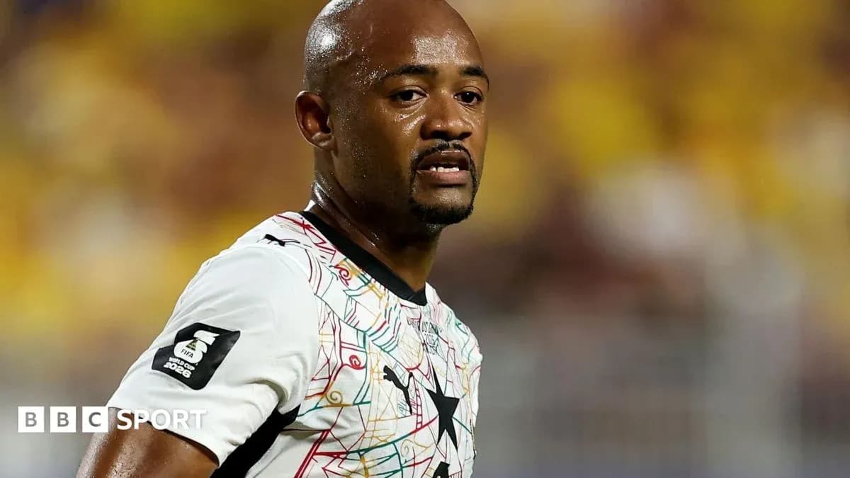 Jugador de fútbol en acción durante un partido Jugador de fútbol en acción durante un partido