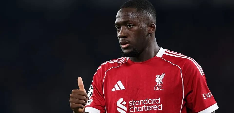 Jugador de Liverpool haciendo gesto de aprobación en el campo Jugador de Liverpool haciendo gesto de aprobación en el campo