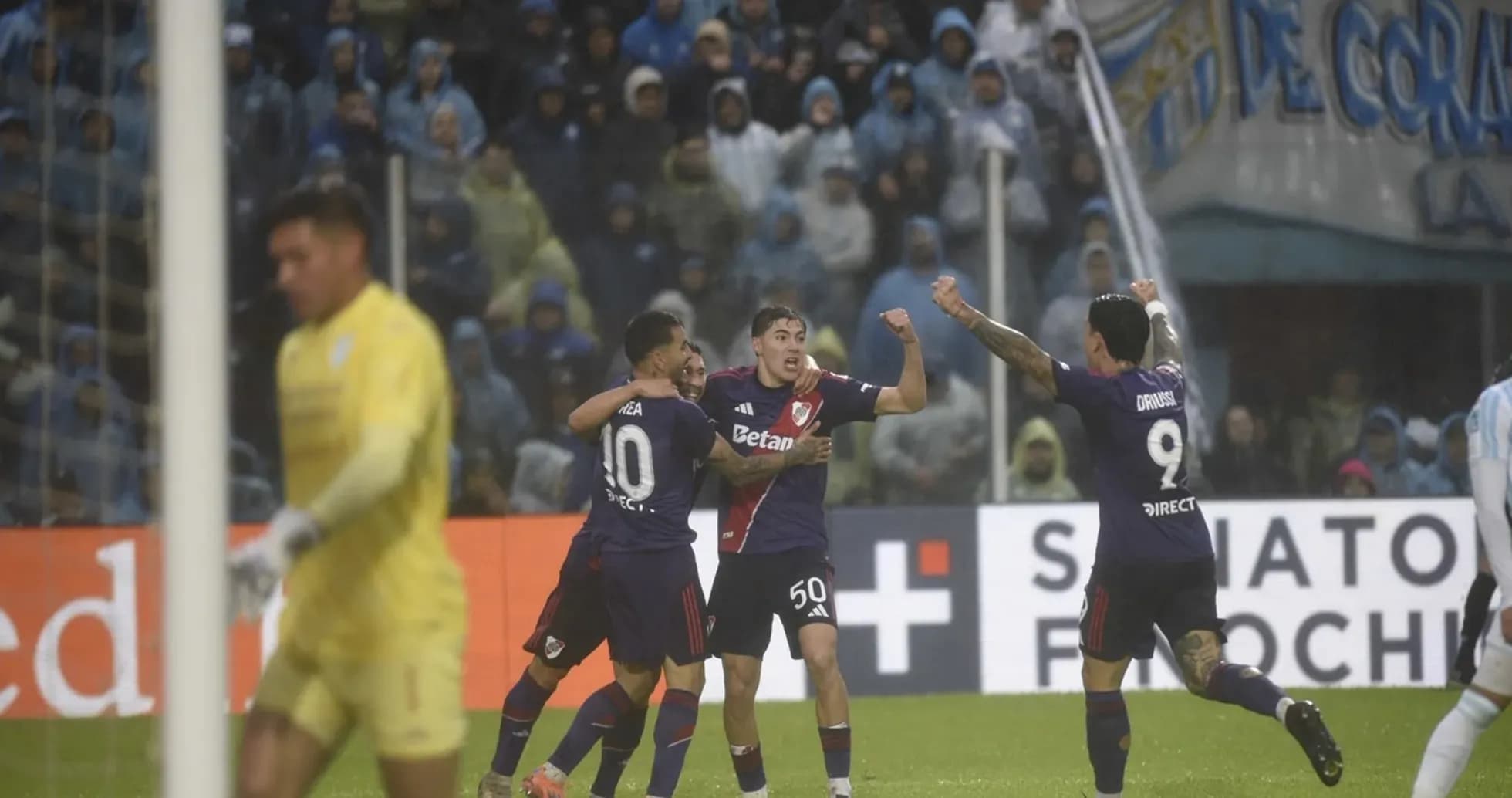 Jugadores de River Plate celebrando un gol Jugadores de River Plate celebrando un gol