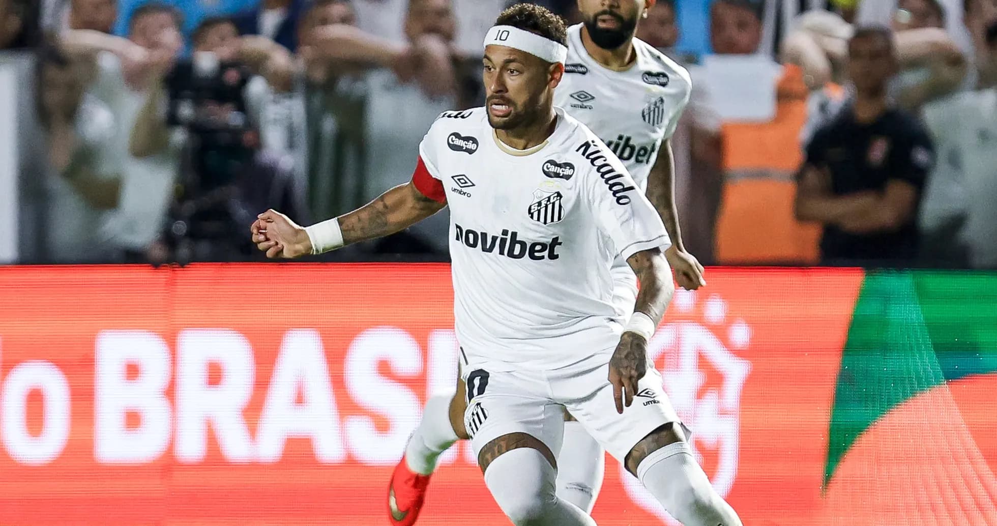 Neymar corriendo durante un partido con Santos Neymar corriendo durante un partido con Santos
