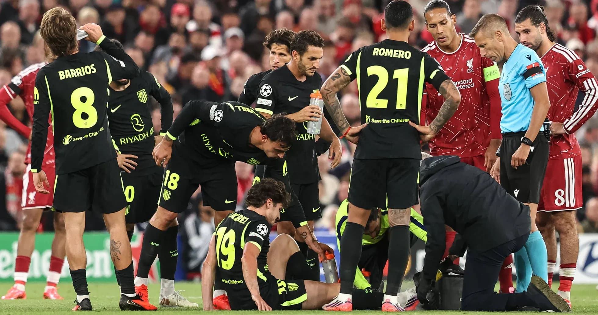 Jugadores de Atlético de Madrid rodeando a compañero lesionado Jugadores de Atlético de Madrid rodeando a compañero lesionado